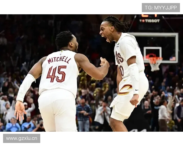 米切尔无球切入拉开空间，区别于加兰组织方式