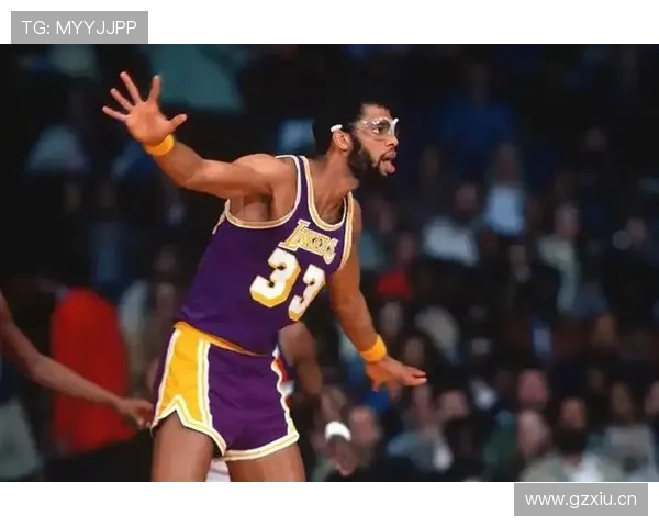 背身单打高效主导内线，奥拉朱旺胜过贾巴尔